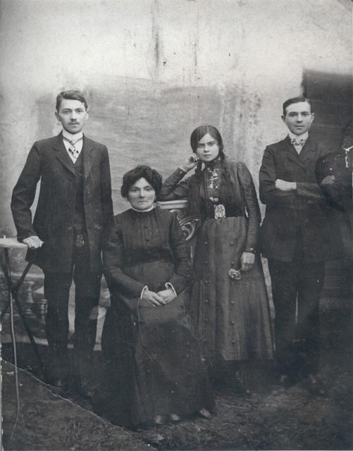 Harry Rosenbaum with family, Kupel 1910. Гарри Розенбаум с семьей в Купеле, 1910